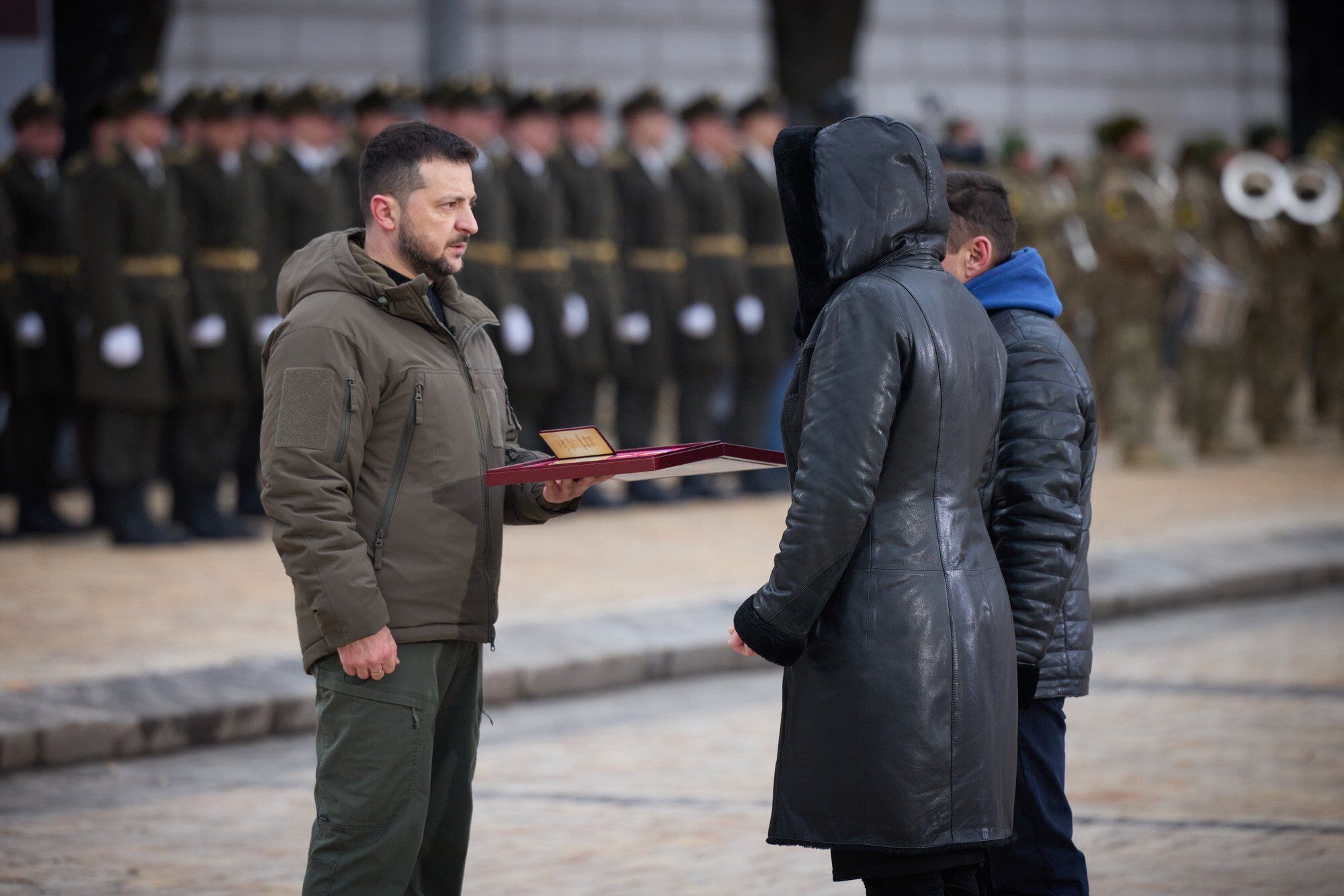 Зеленський у річницю війни Росії проти України вручив нагороди воїнам і вшанував пам'ять загиблих Героїв. Фото і відео