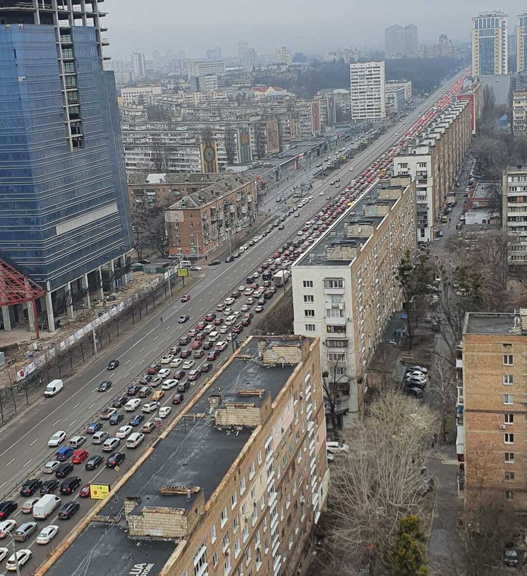 У мережі пригадали, якими були затори на проспекті Берестейському в Києві 24 лютого 2022 року. Фото та відео