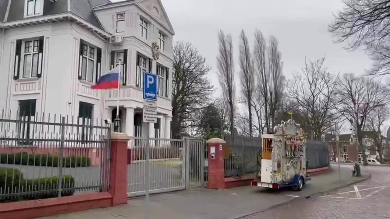 "Преступники ответят за все": в Гааге напротив посольства России зазвучал гимн Украины. Видео