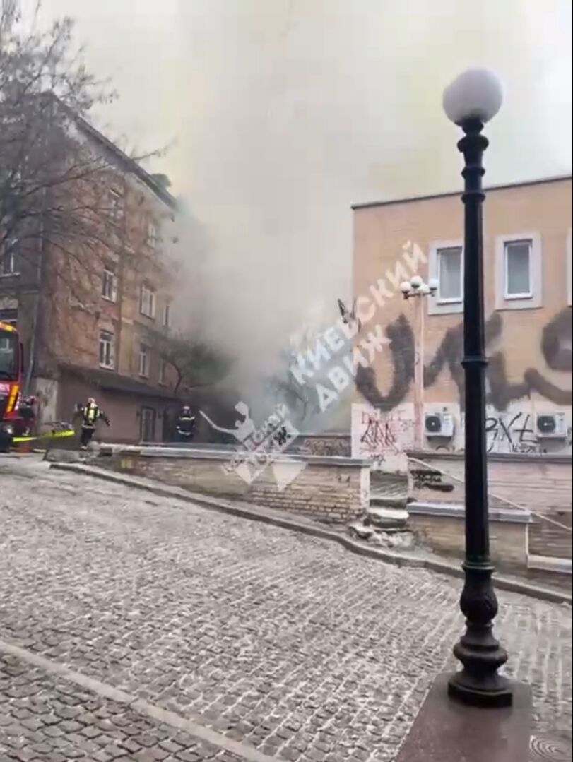 В Киеве вблизи Почтовой площади произошел масштабный пожар. Фото и видео