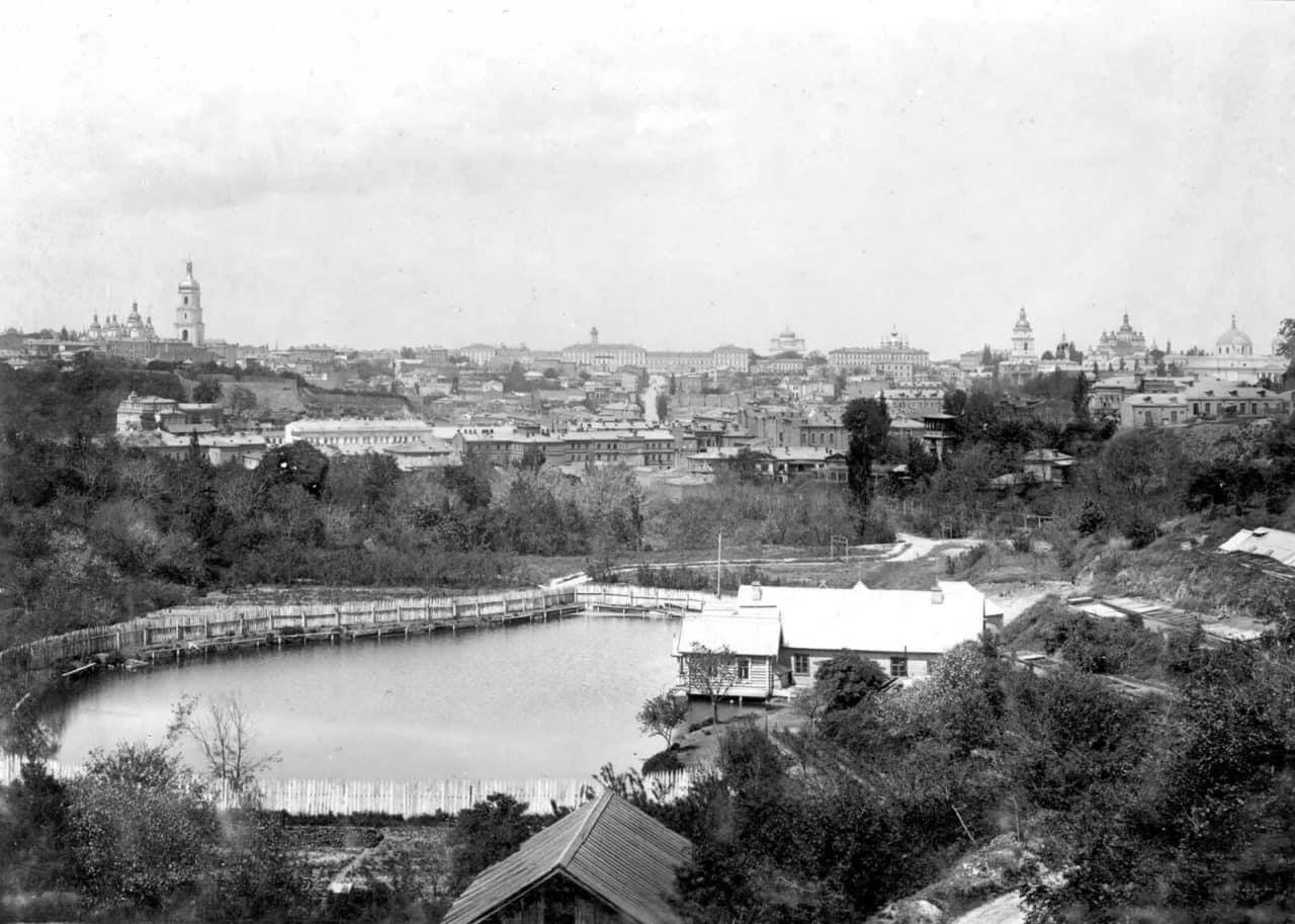 В столице в 1900-х годах на месте театра Франко находился Киевский Париж и водоем. Архивное фото