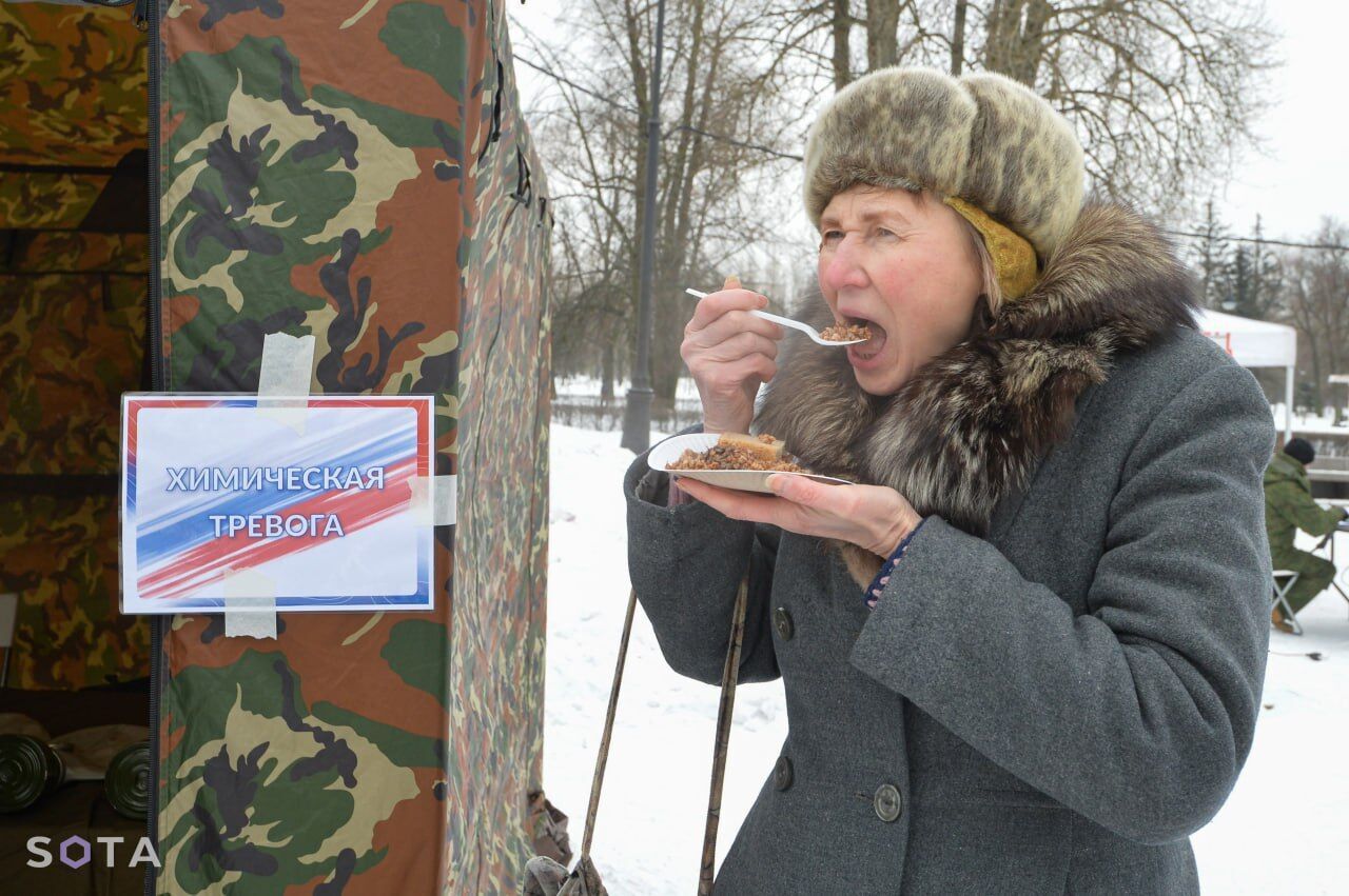 Пенсіонери їли гречку, школярі звикали до ОМОНу: в Санкт-Петербурзі провели святкову акцію. Фото 