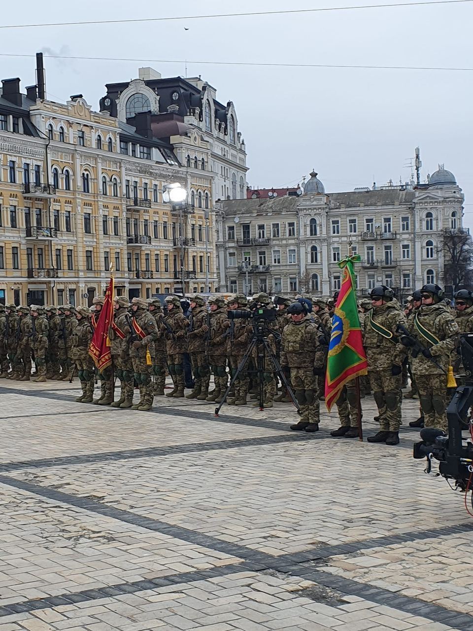 Зеленський у річницю війни Росії проти України вручив нагороди воїнам і вшанував пам'ять загиблих Героїв. Фото і відео