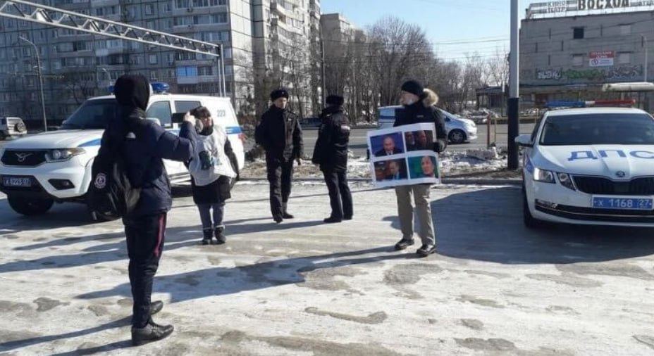 В России начались задержания граждан, вышедших на антивоенные пикеты в годовщину вторжения войск Путина в Украину. Фото