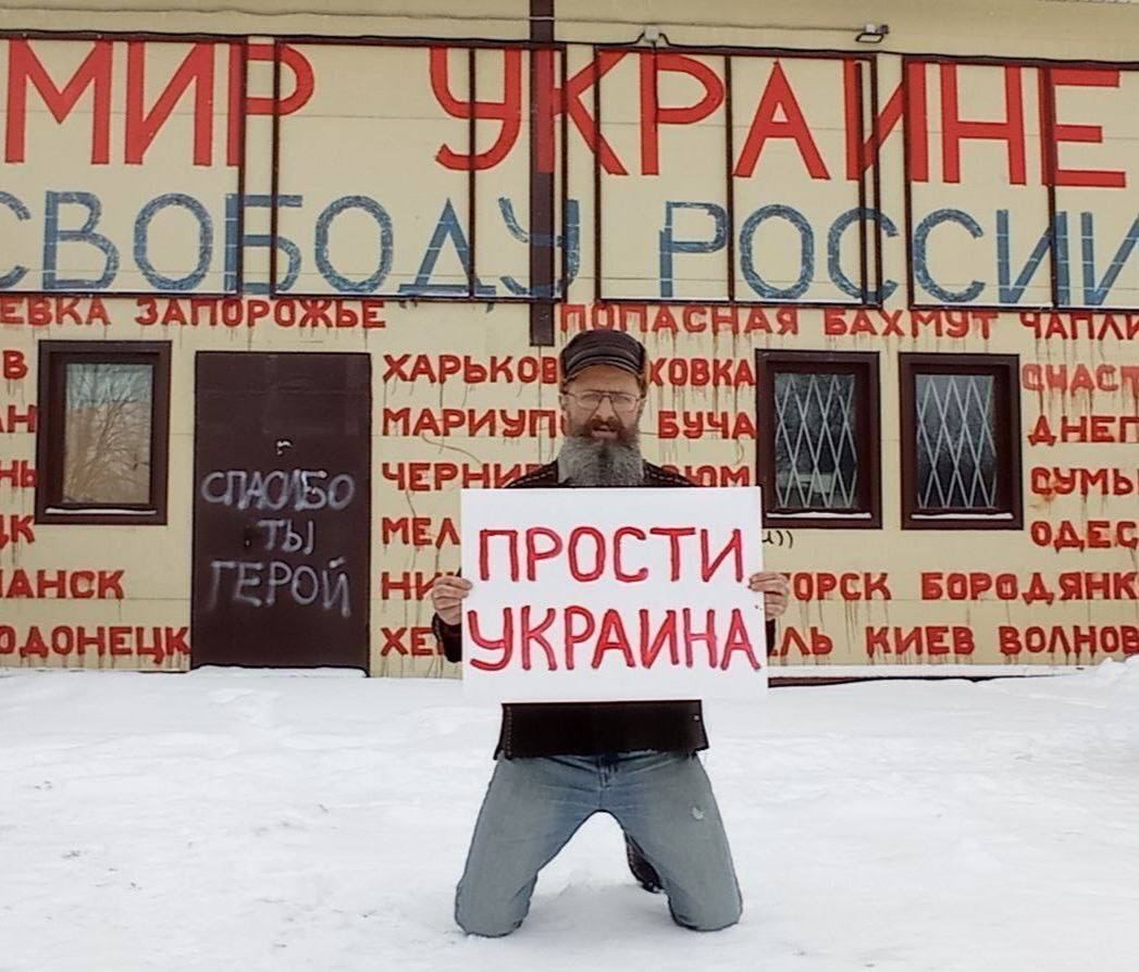 В России начались задержания граждан, вышедших на антивоенные пикеты в годовщину вторжения войск Путина в Украину. Фото