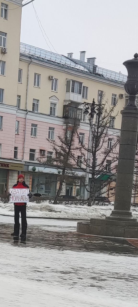 В России начались задержания граждан, вышедших на антивоенные пикеты в годовщину вторжения войск Путина в Украину. Фото