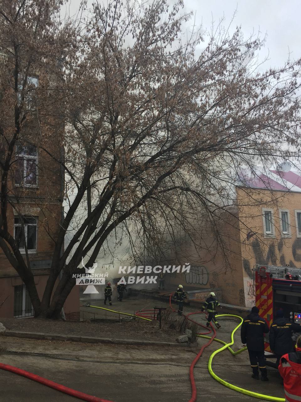 У Києві поблизу Поштової площі сталась масштабна пожежа. Фото та відео 