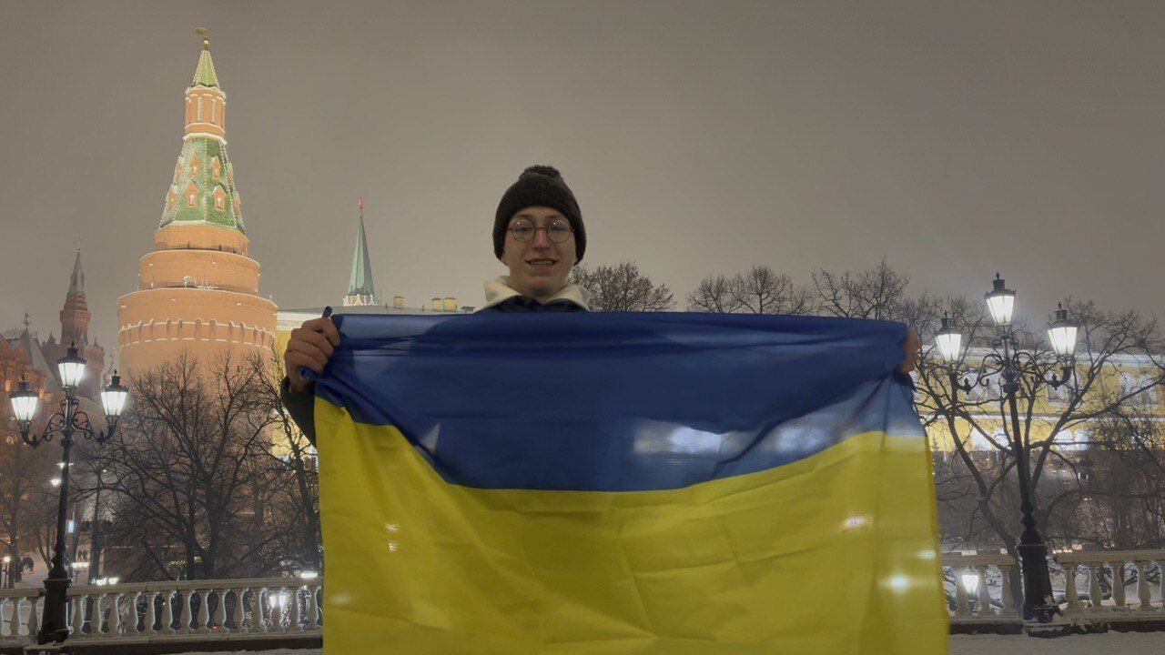 На одиночный протест с флагом Украины в руках: в Москве смелый молодой человек провел акцию против войны. Фото