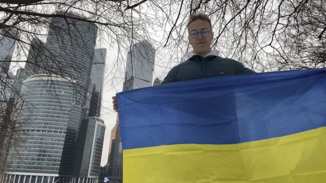 На одиночний протест з прапором України в руках: в Москві сміливий юнак провів акцію проти війни. Фото 
