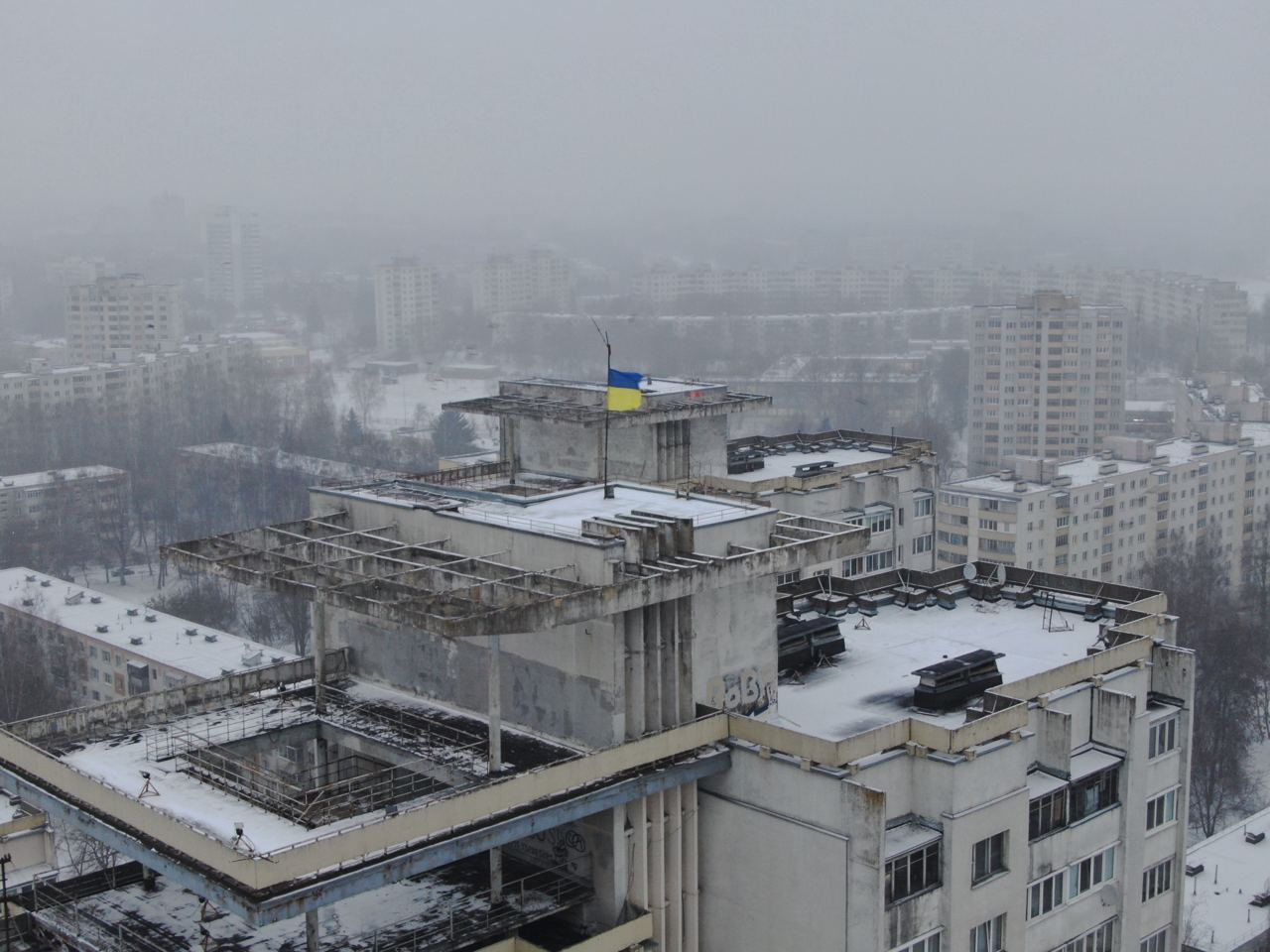 В Минске подняли флаг Украины в знак солидарности с украинцами в годовщину вторжения России. Фото