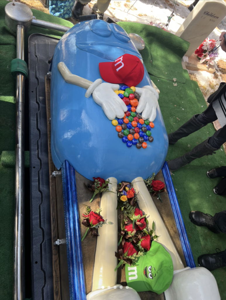 Бабушку похоронили в гробу в стиле M&M's, который она сама спроектировала: необычные фото