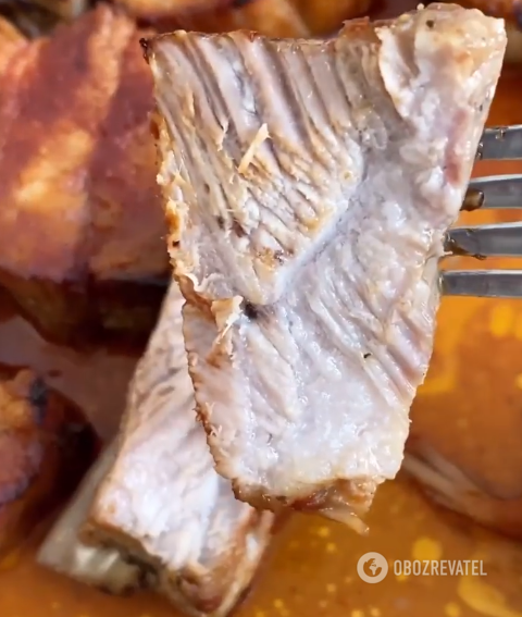 Как вкусно запечь свиные ребрышки: получаются сочными и мягкими