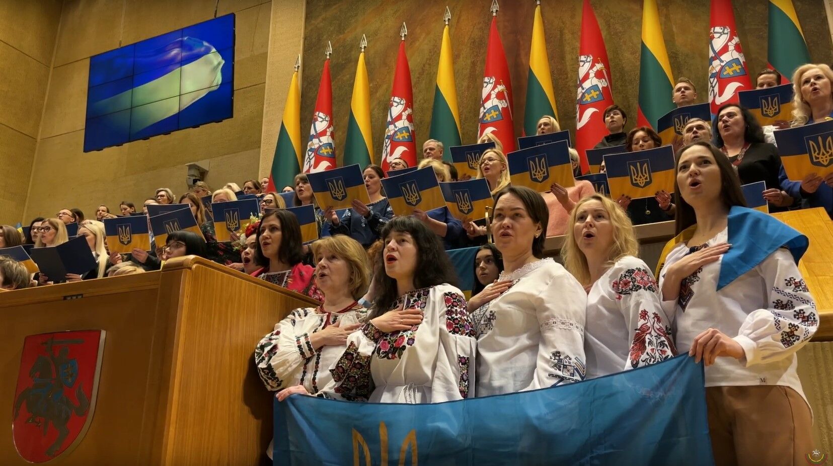 В Сейме Литвы спели гимн Украины в годовщину полномасштабного вторжения России. Видео