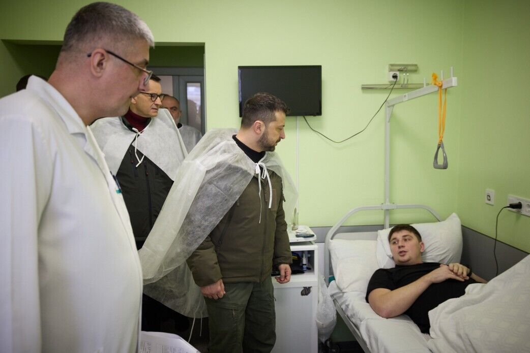 Польша была с нами каждую минуту этого года: Зеленский и Моравецкий встретились в Киеве и навестили раненых. Фото и видео