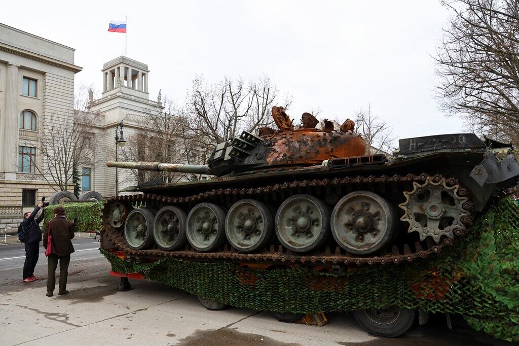 Дійшов до Берліна, але є "нюанс": біля посольства РФ у столиці Німеччини виставили підбитий у Бучі російський танк. Фото