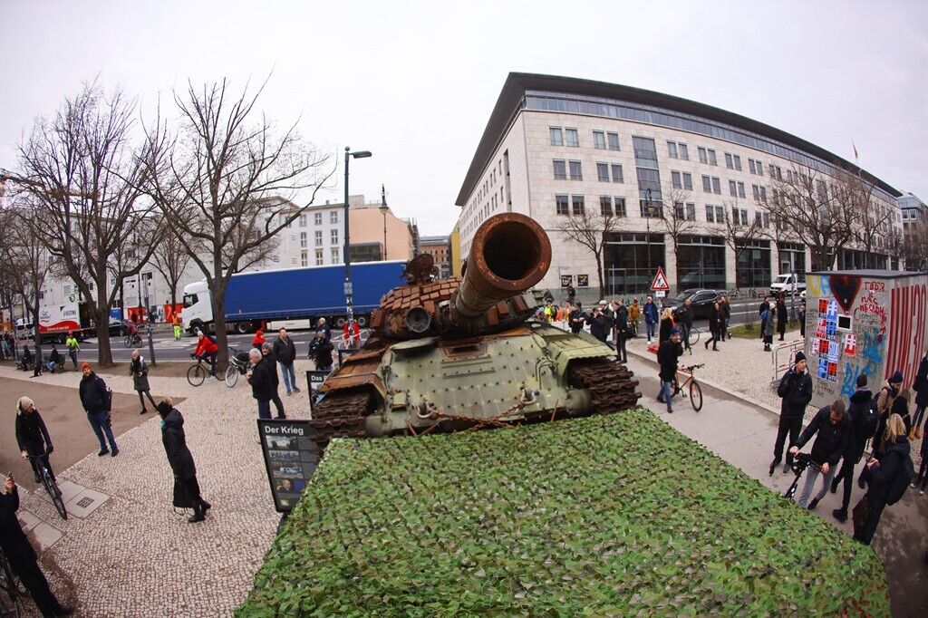 Дійшов до Берліна, але є "нюанс": біля посольства РФ у столиці Німеччини виставили підбитий у Бучі російський танк. Фото