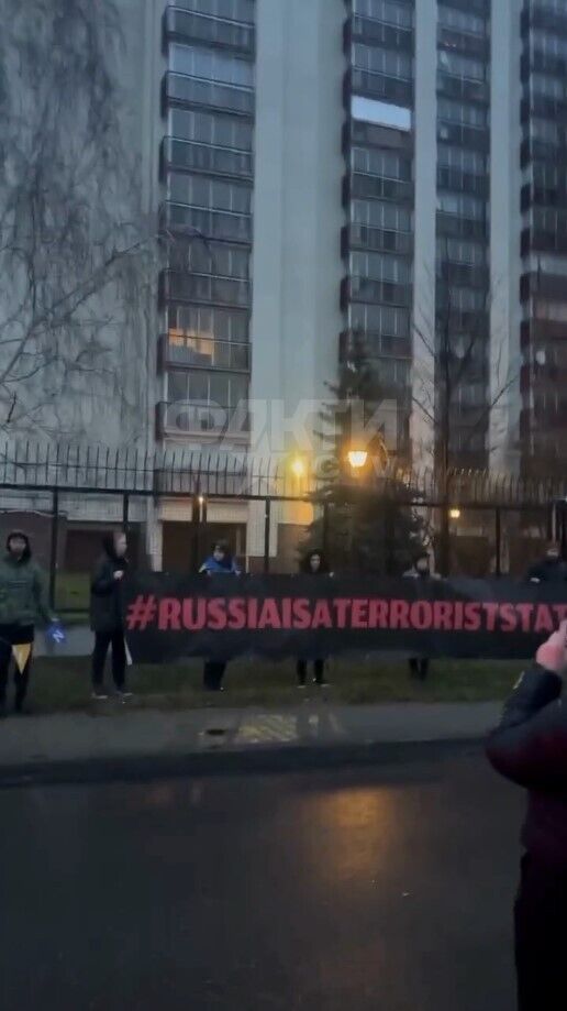 Звуки взрывов и сирены: российским дипломатам в Варшаве передали "привет" в годовщину войны против Украины. Видео