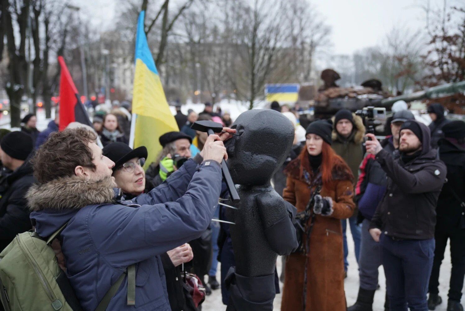 Забити цвях може кожен бажаючий: в Ризі біля посольства РФ встановили гігантську ляльку вуду у вигляді Путіна. Фото 