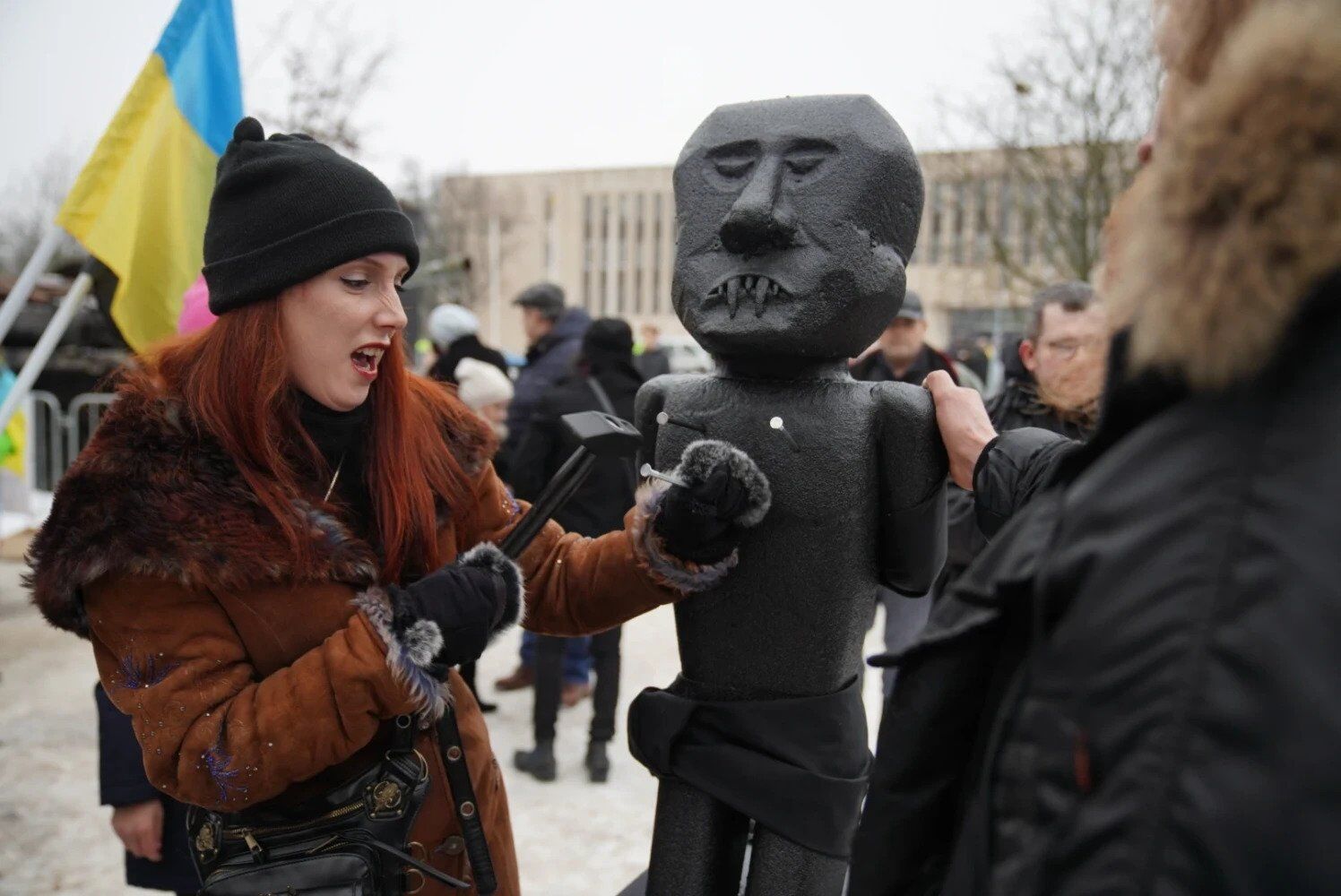 Забить гвоздь может каждый желающий: в Риге у посольства РФ установили гигантскую куклу вуду в виде Путина. Фото