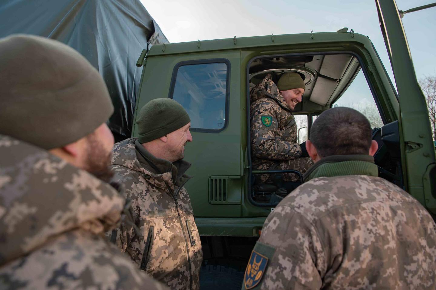 Не тільки військова техніка: Порошенко приїхав до бійців на Донбас із сюрпризом
