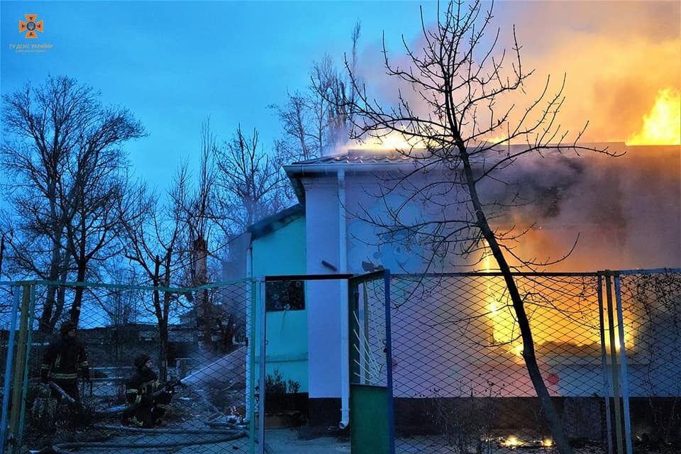 ''Настоящее варварство'': в Херсоне в результате вражеских обстрелов сгорел детский сад. Фото и видео