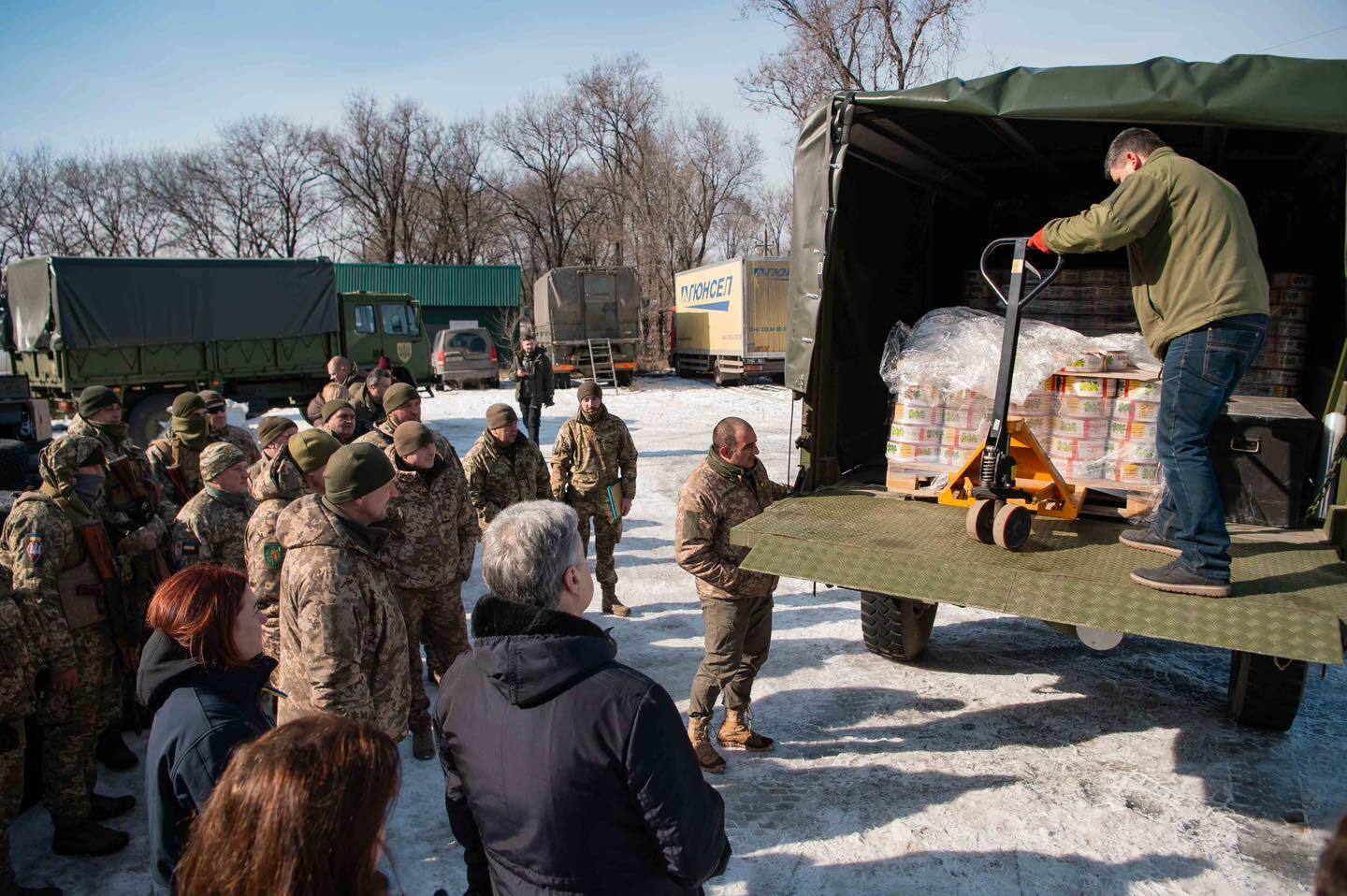 Не только военная техника: Порошенко приехал к бойцам на Донбасс с сюрпризом