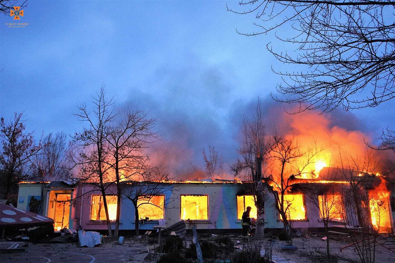''Настоящее варварство'': в Херсоне в результате вражеских обстрелов сгорел детский сад. Фото и видео