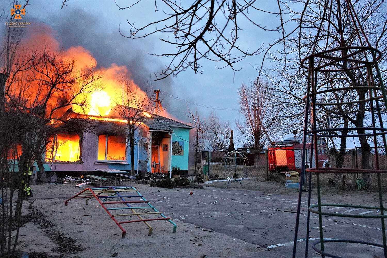 ''Справжнє варварство'': у Херсоні внаслідок ворожих обстрілів згорів дитячий садок. Фото і відео