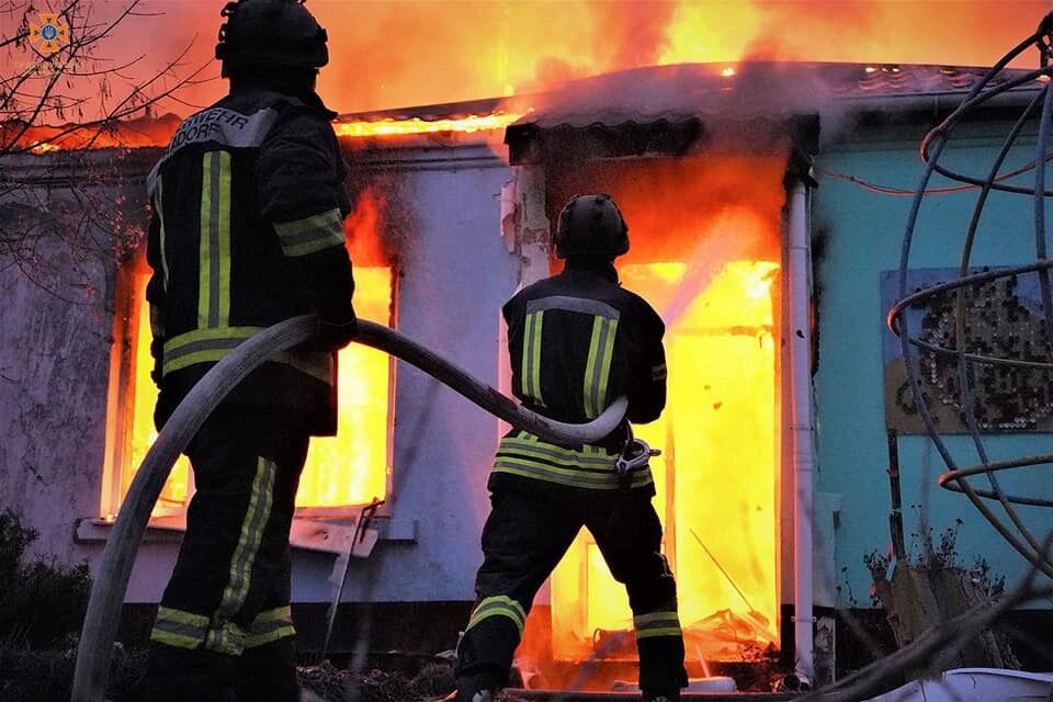 "Справжнє варварство": у Херсоні внаслідок ворожих обстрілів згорів дитячий садок. Фото і відео