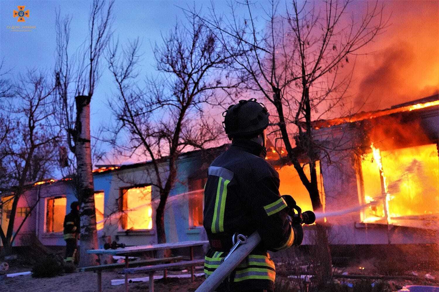 "Справжнє варварство": у Херсоні внаслідок ворожих обстрілів згорів дитячий садок. Фото і відео