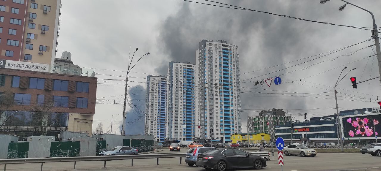 У Києві на Подолі спалахнула потужна пожежа, валить чорний дим. Фото і відео