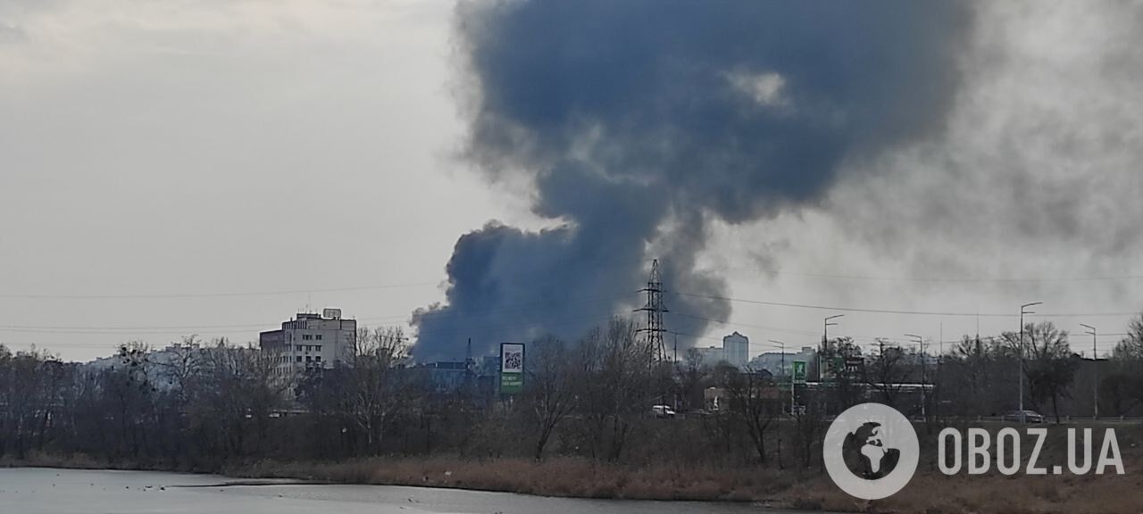 В Киеве ликвидировали мощный пожар на Подоле: спасатели впервые использовали робота для тушения огня. Фото, видео и все детали