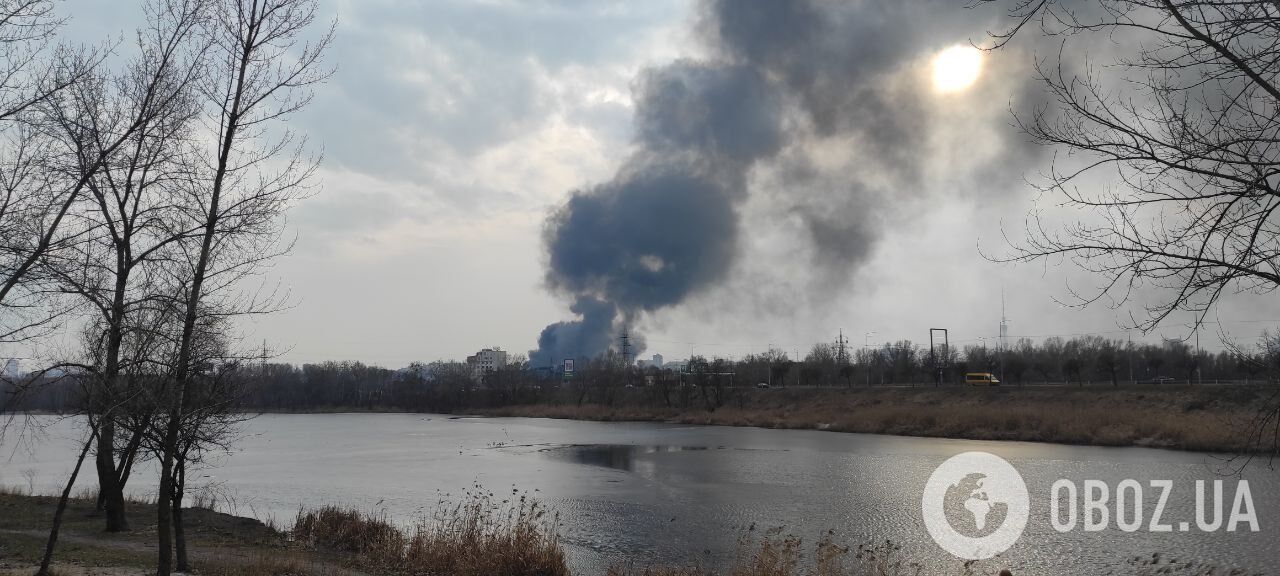 У Києві на Подолі спалахнула потужна пожежа, валить чорний дим. Фото і відео