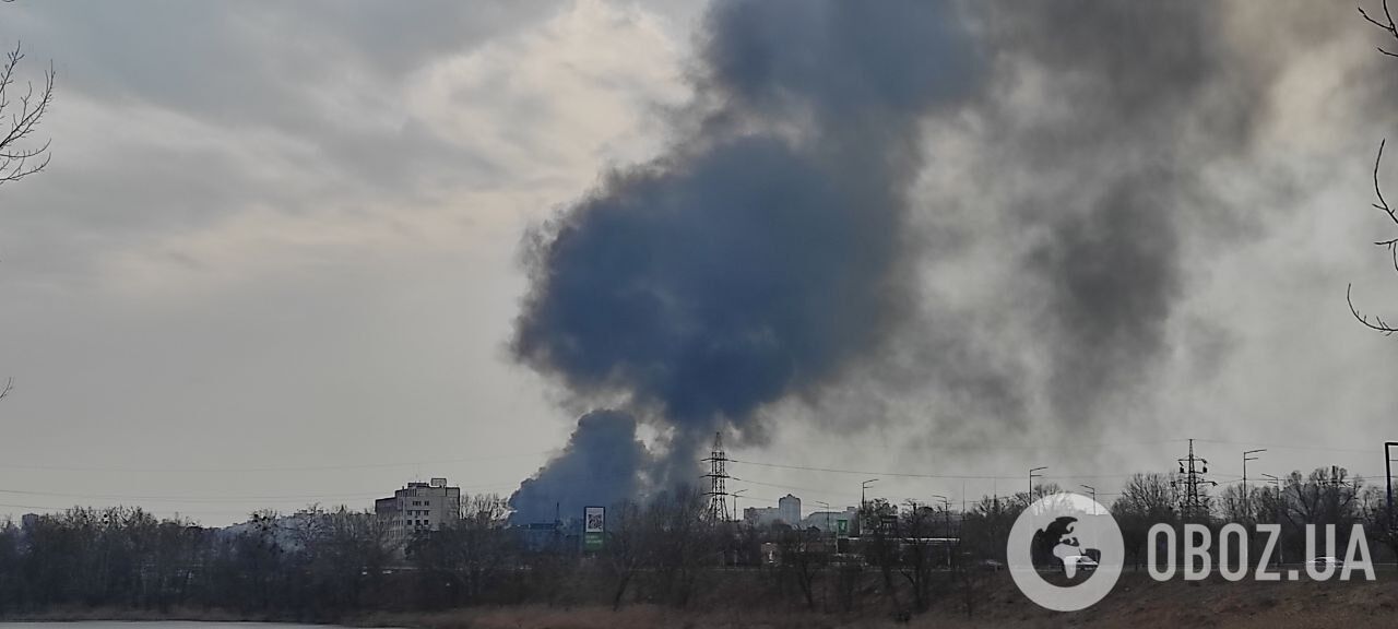 В Киеве ликвидировали мощный пожар на Подоле: спасатели впервые использовали робота для тушения огня. Фото, видео и все детали