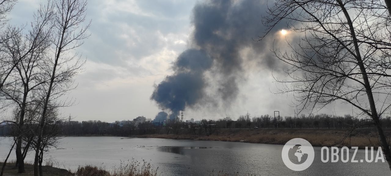 В Киеве ликвидировали мощный пожар на Подоле: спасатели впервые использовали робота для тушения огня. Фото, видео и все детали