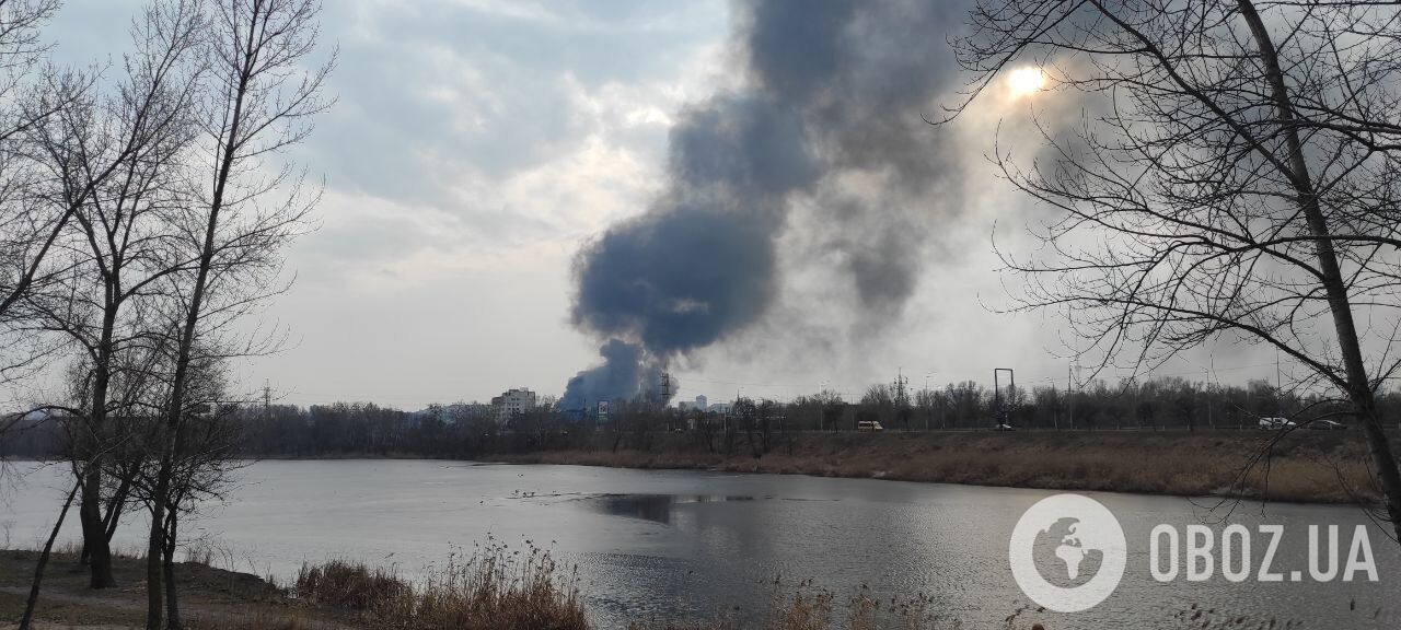 У Києві на Подолі спалахнула потужна пожежа, валить чорний дим. Фото і відео