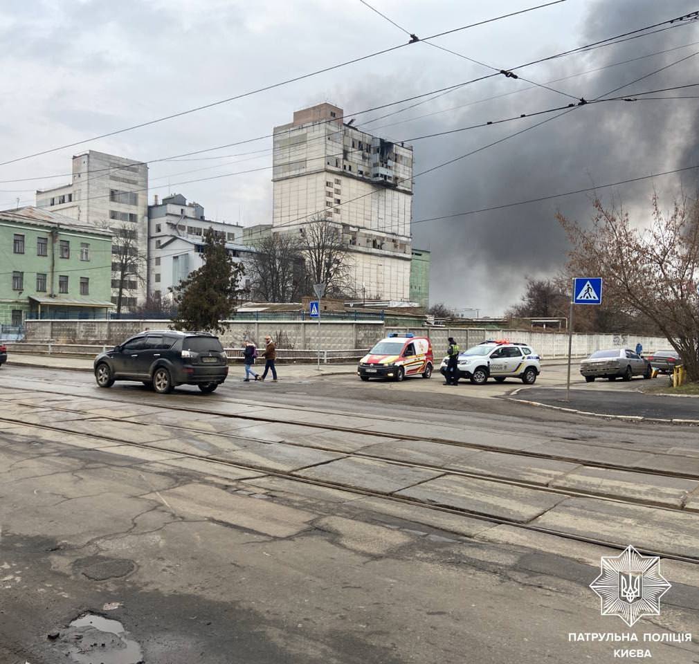 У Києві ліквідували потужну пожежу на Подолі: рятувальники вперше використали робота для гасіння вогню. Фото, відео і всі деталі