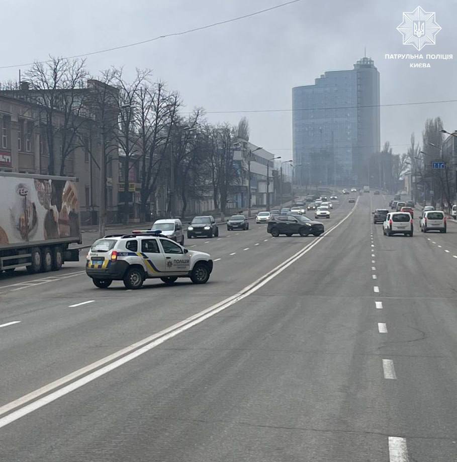 В Киеве ликвидировали мощный пожар на Подоле: спасатели впервые использовали робота для тушения огня. Фото, видео и все детали