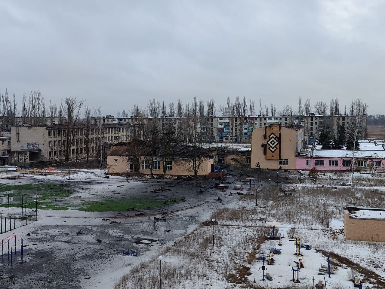 Окупанти завдали авіаударів по Авдіївському коксохімічному заводу: адмінбудівлю розбито вщент, є поранений. Фото і відео 