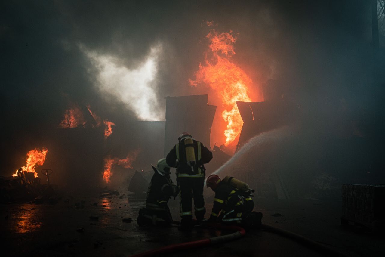 В Киеве ликвидировали мощный пожар на Подоле: спасатели впервые использовали робота для тушения огня. Фото, видео и все детали