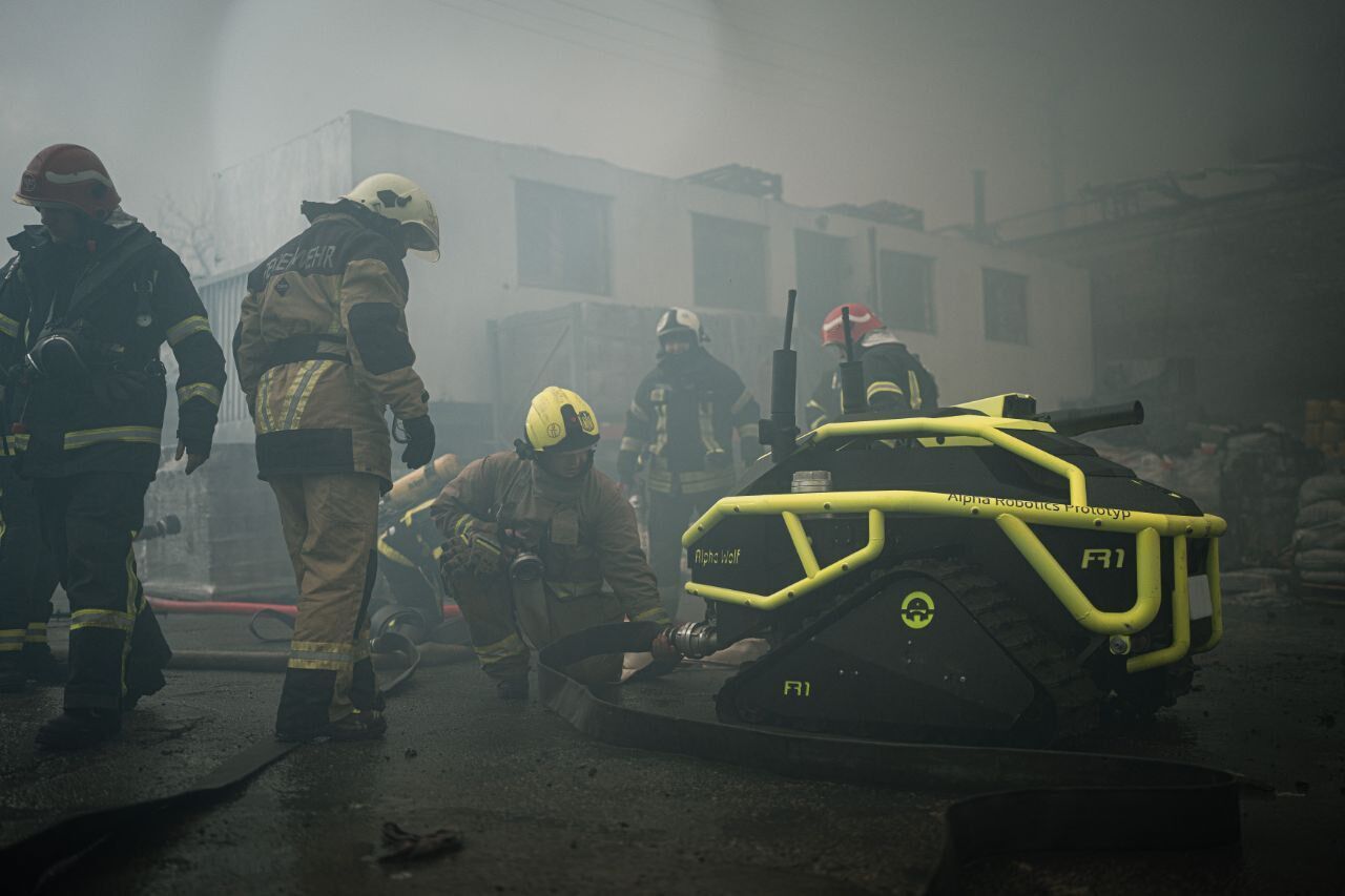 У Києві ліквідували потужну пожежу на Подолі: рятувальники вперше використали робота для гасіння вогню. Фото, відео і всі деталі