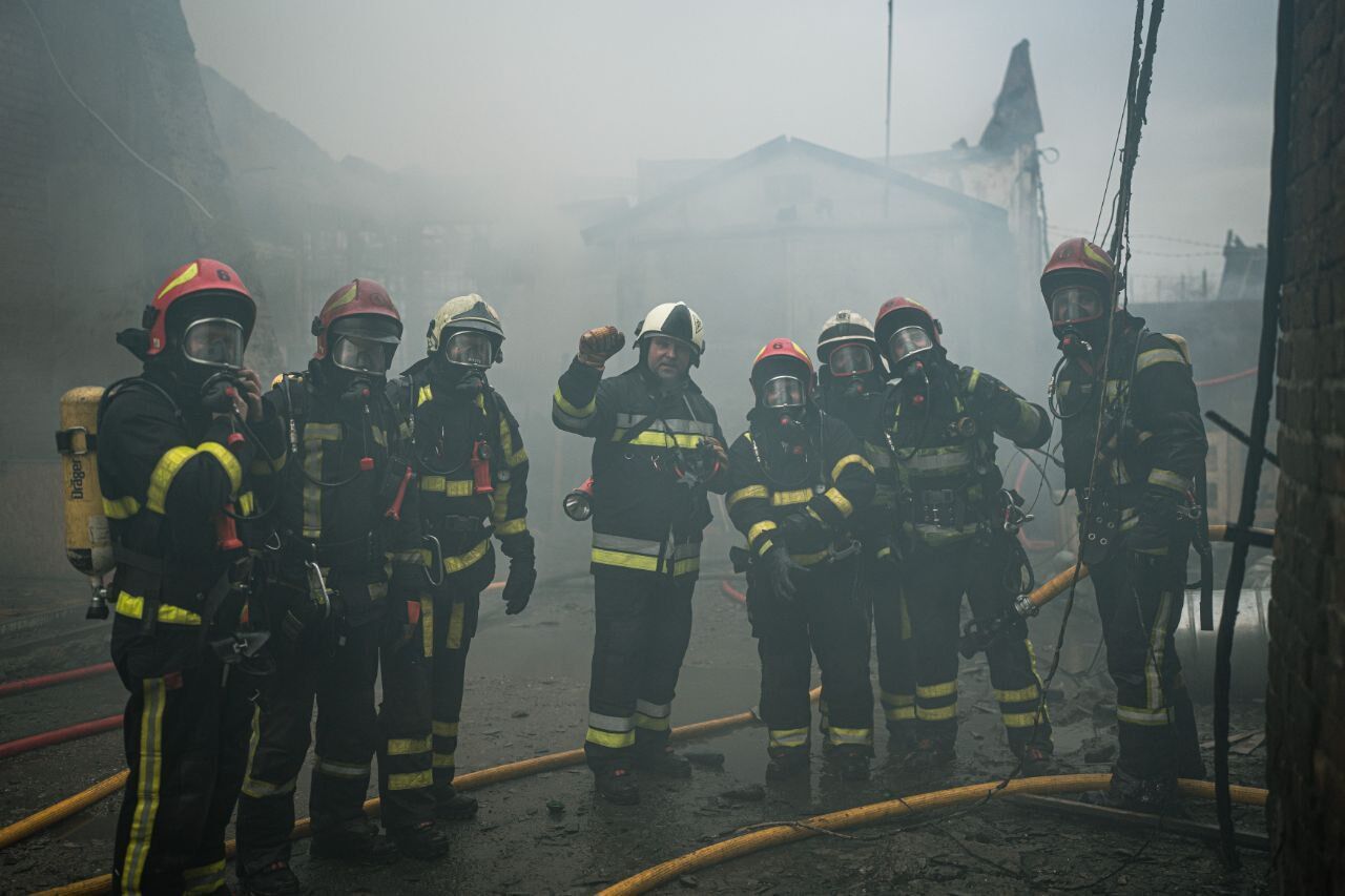 У Києві ліквідували потужну пожежу на Подолі: рятувальники вперше використали робота для гасіння вогню. Фото, відео і всі деталі
