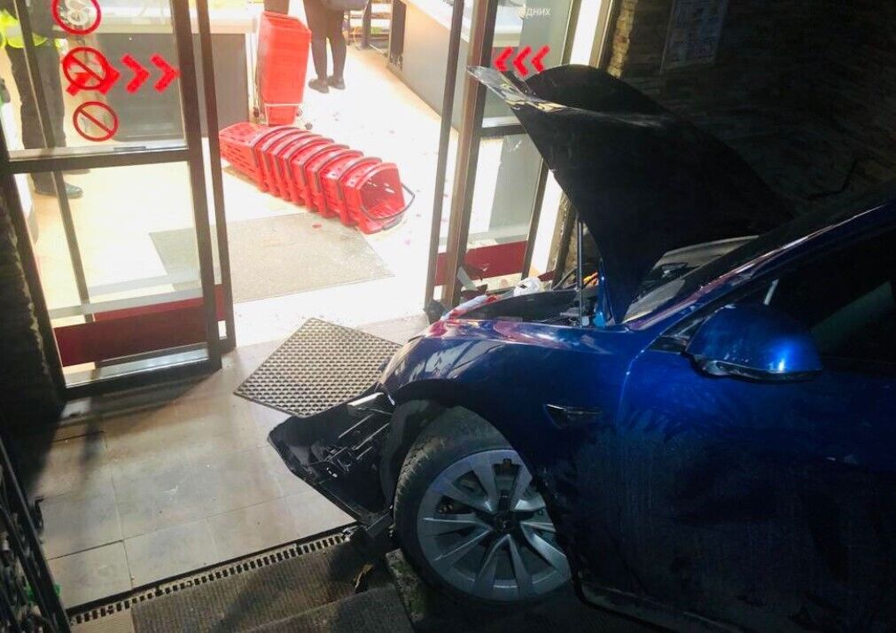 В Коломиї водійка Tesla збила двох пішоходів, паркуючи авто: момент смертельної ДТП потрапив на відео  