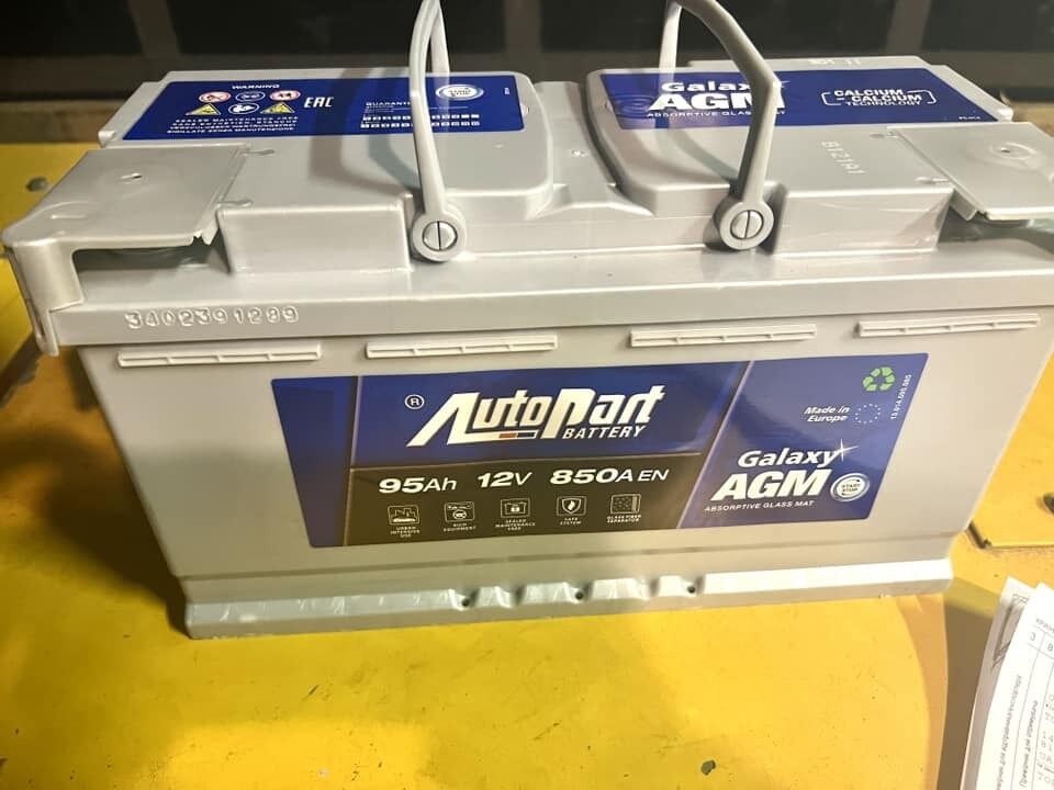 Підприємство Києва намагалось ввезти автомобільні акумулятори, як товари для відновлення енергосистеми. Фото