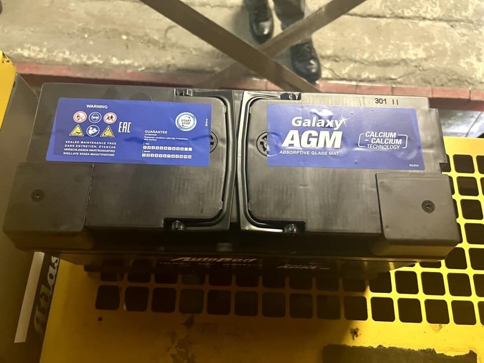 Підприємство Києва намагалось ввезти автомобільні акумулятори, як товари для відновлення енергосистеми. Фото