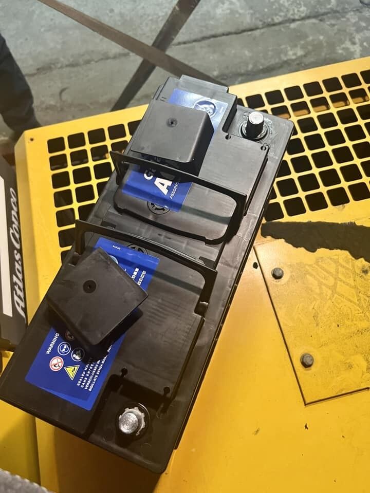 Підприємство Києва намагалось ввезти автомобільні акумулятори, як товари для відновлення енергосистеми. Фото