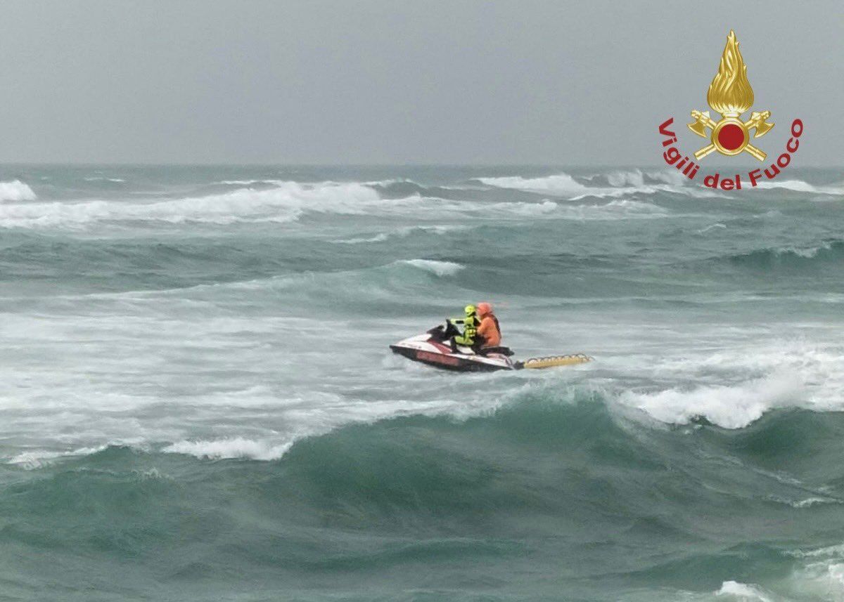 У побережья Италии затонул корабль с мигрантами: погибли десятки человек