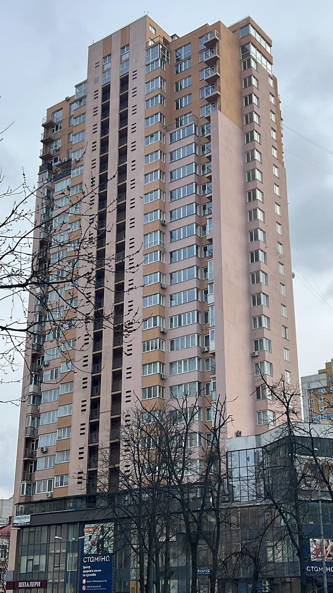 У мережі показали, як виглядає багатоповерхівка на Лобановського в Києві, в яку рік тому влучила російська ракета. Фото та відео