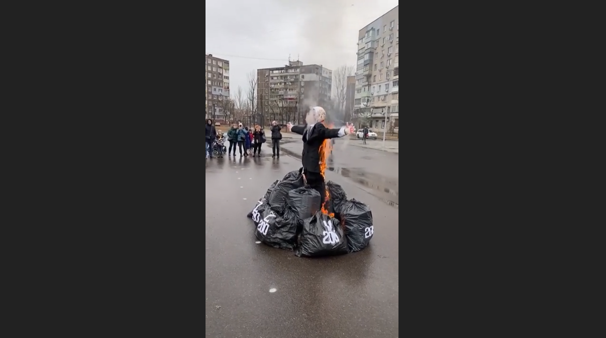 У Києві і Дніпрі спалили опудала Путіна на гуляннях в останній день Масниці. Відео