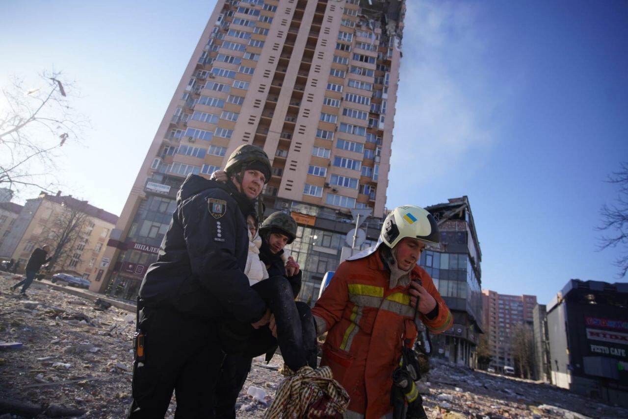 В сети показали, как выглядит многоэтажка на Лобановского в Киеве, в которую год назад попала российская ракета. Фото и видео